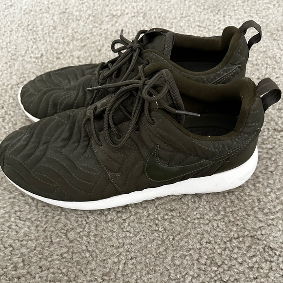 Nike Roshe Run in Olive Green - Picture 1 of 2